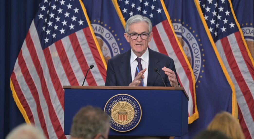 Jerome Powell anunciando los tipos