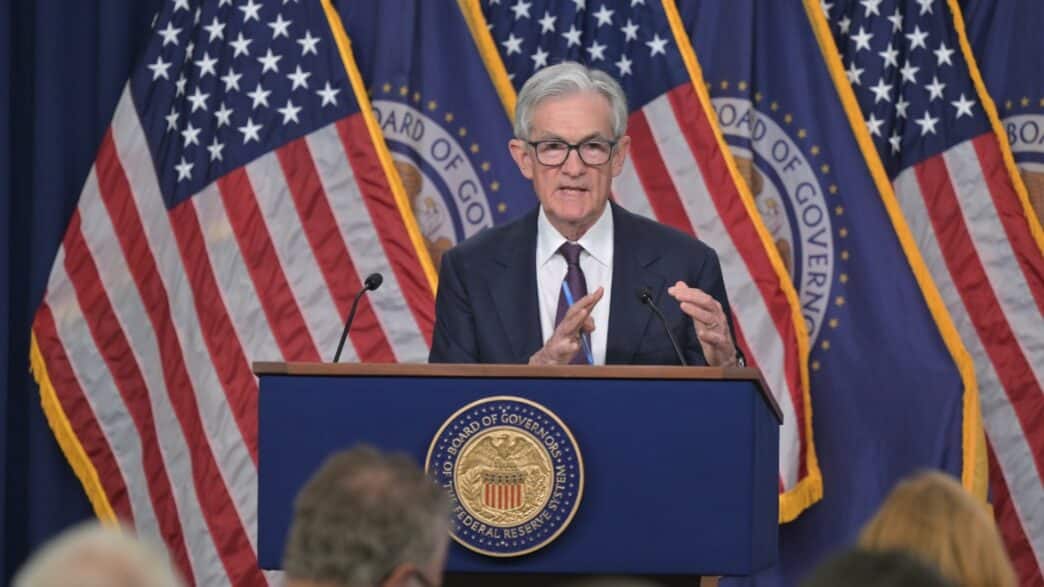 Jerome Powell anunciando los tipos