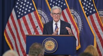Jerome Powell anunciando los tipos