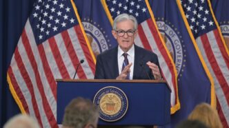Jerome Powell anunciando los tipos