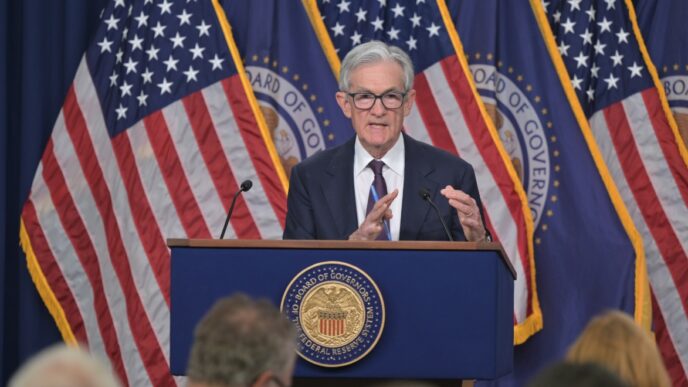Jerome Powell anunciando los tipos