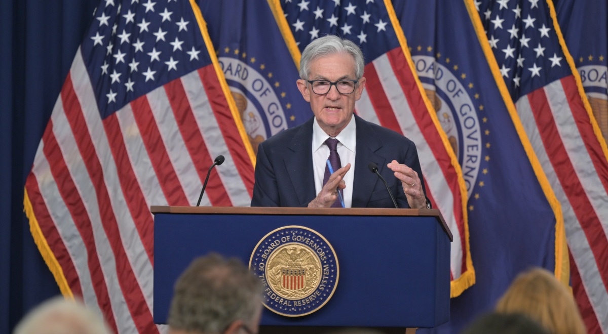 Jerome Powell anunciando los tipos