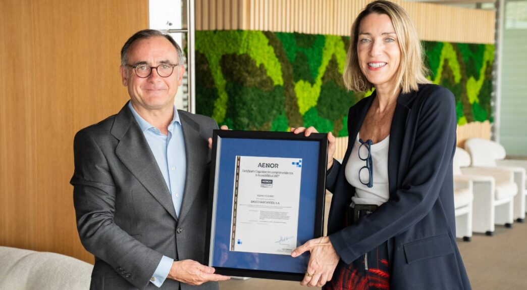 Marta Aisa recogiendo la certificación de manos de Javier Mejía