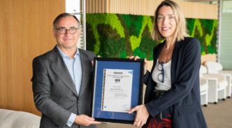 Marta Aisa recogiendo la certificación de manos de Javier Mejía