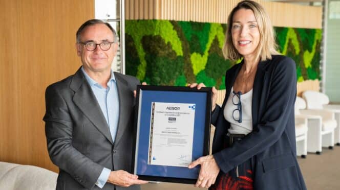Marta Aisa recogiendo la certificación de manos de Javier Mejía