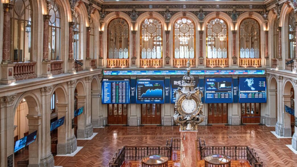 Interior de la Bolsa de valores de Madrid