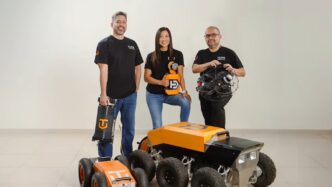 Francisco Cuéllar (CEO), Claudia Akamine (confundadora) y meimbro del equipo