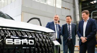 Los CEOs de Ebro y Chery junto al alcalde de Barcelona