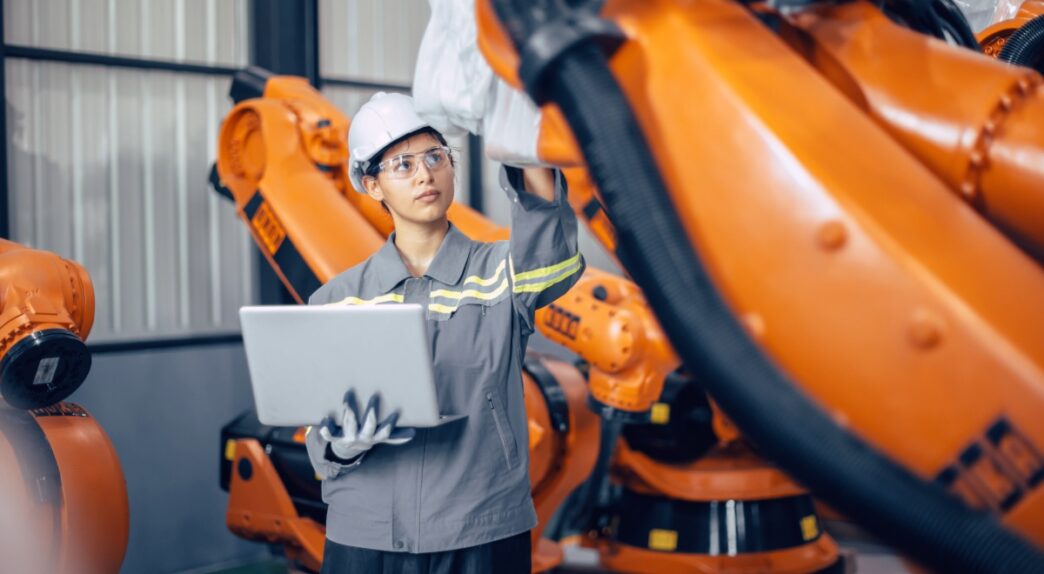 Mujer trabajando en tecnología