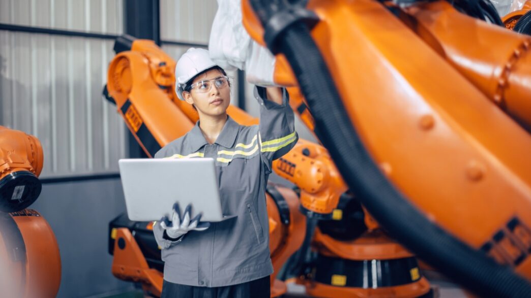 Mujer trabajando en tecnología