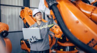 Mujer trabajando en tecnología
