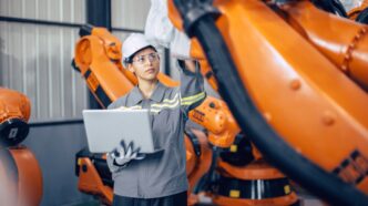 Mujer trabajando en tecnología