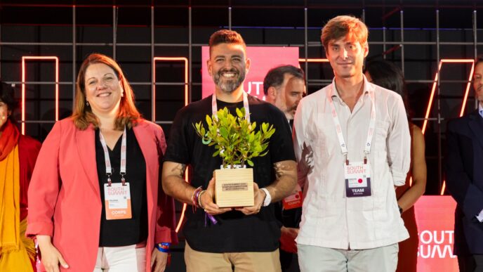 José V. Fernández, CEO de Bankuish, recoge un premio