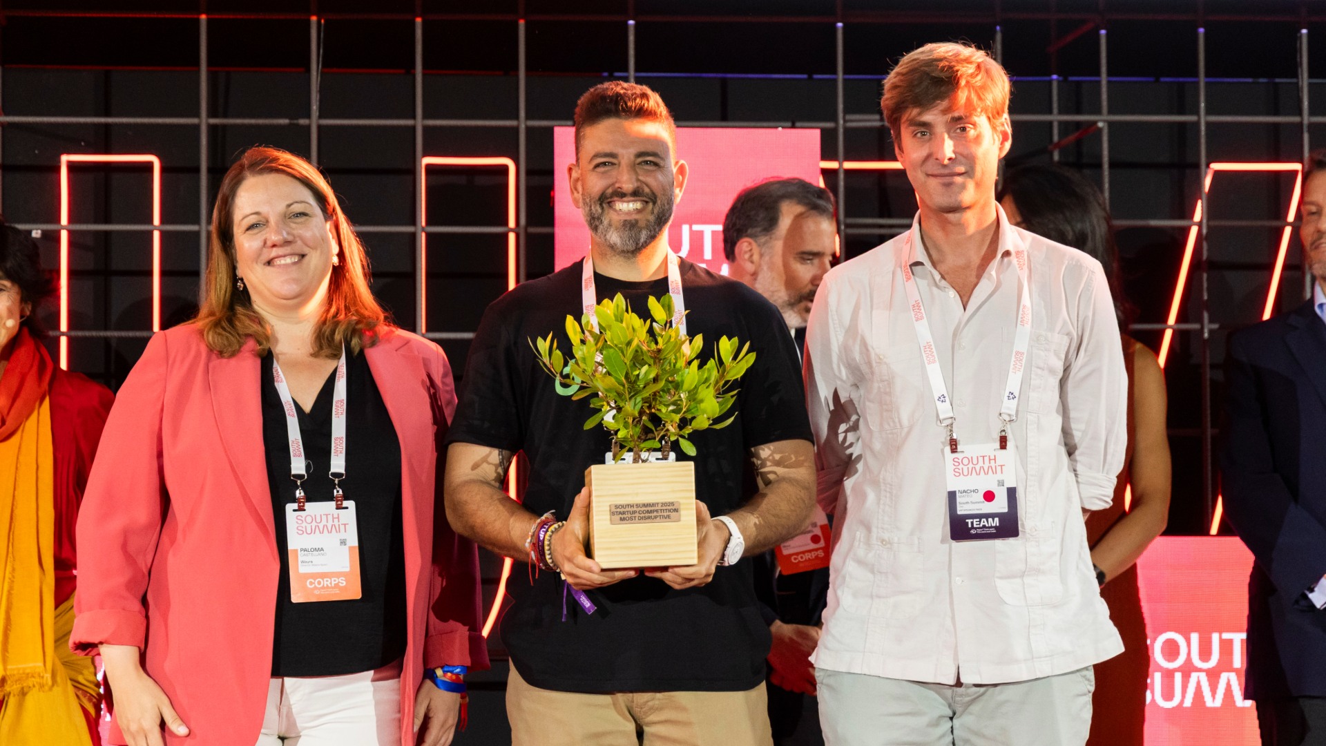José V. Fernández, CEO de Bankuish, recoge un premio