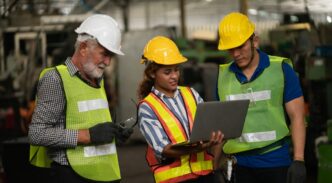 Trabajadores usando tecnología