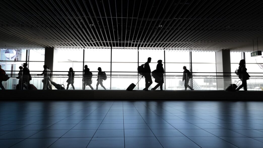 Pasajeros en un aeropuerto