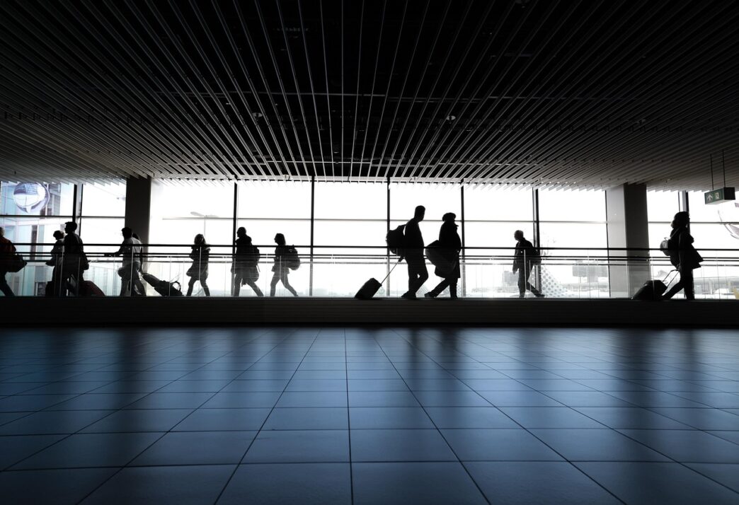 Pasajeros en un aeropuerto