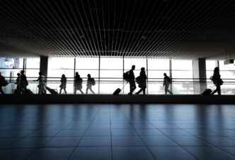 Pasajeros en un aeropuerto