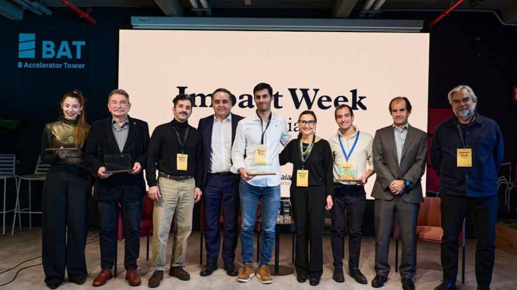 Ainhoa Isla, fundadora de Auziker, recibiendo un premio