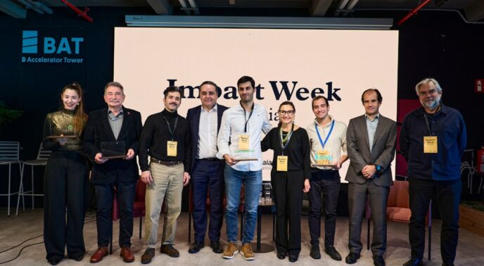 Ainhoa Isla, fundadora de Auziker, recibiendo un premio