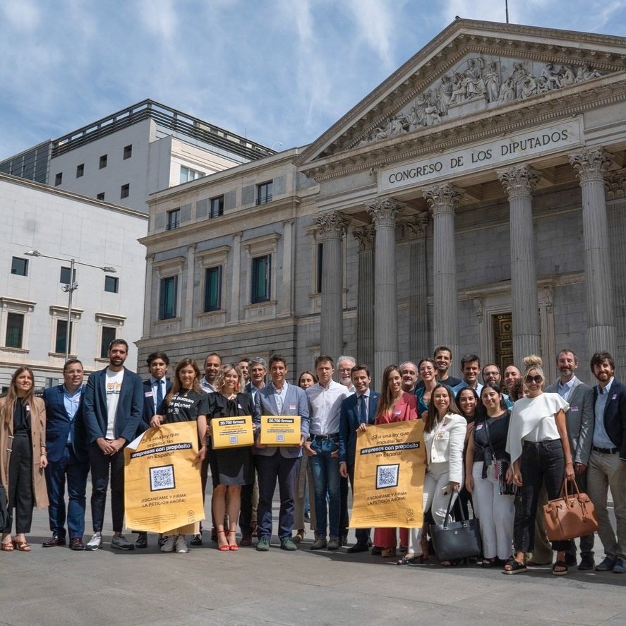 Miembros de B Corp delante del Congreso de los Diputados