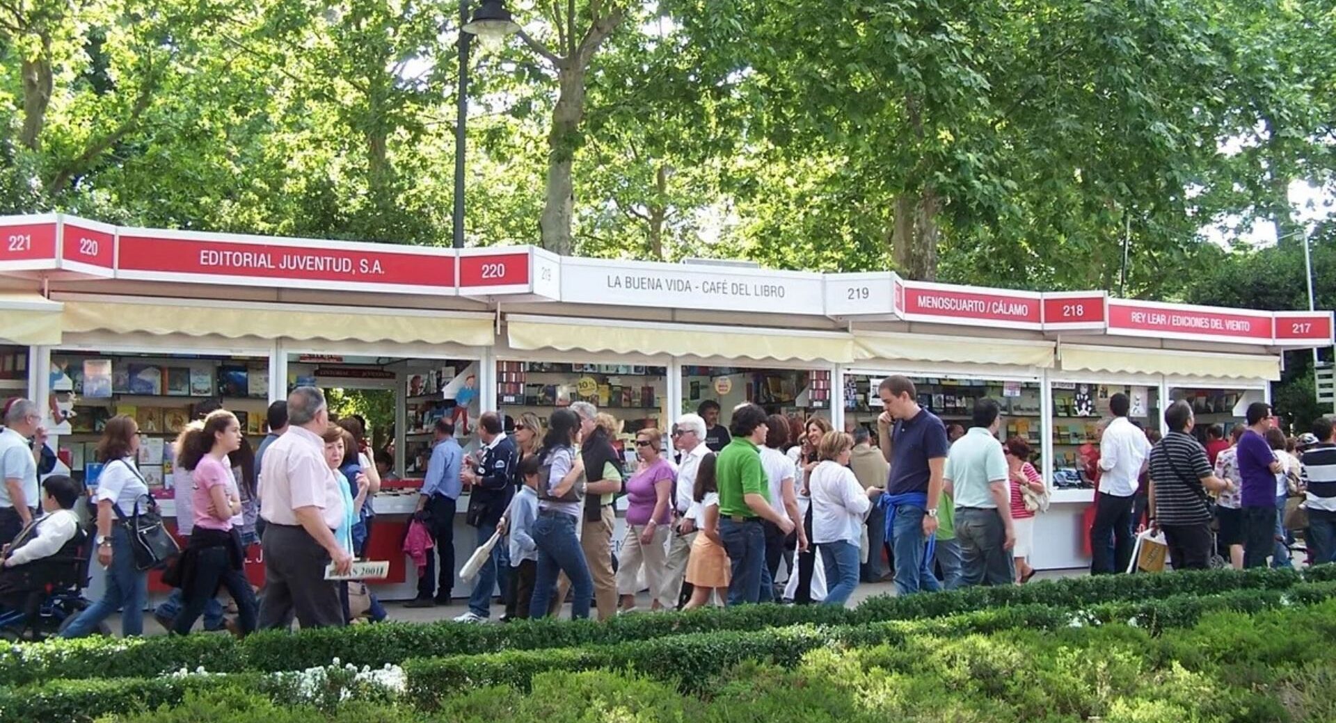 Visitantes por la Feria del Libro de Madrid