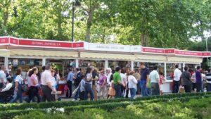 Visitantes por la Feria del Libro de Madrid
