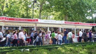 Visitantes por la Feria del Libro de Madrid