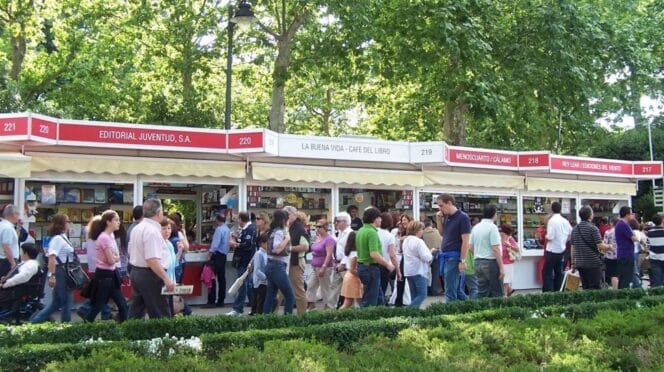 Visitantes por la Feria del Libro de Madrid