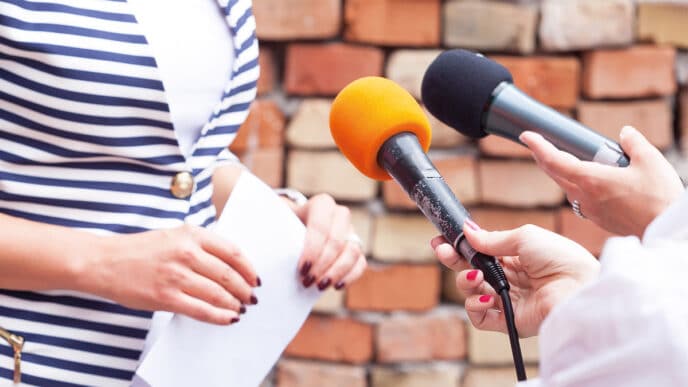 Una portavoz atiende a los medios de comunicación :: The Officer