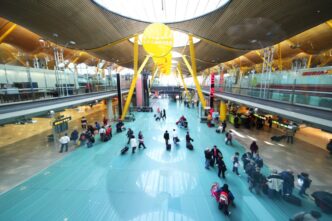 Interior del aeropuerto de Barajas en Madrid