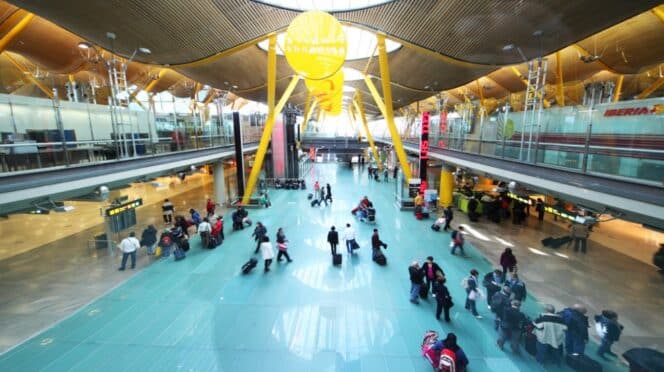 Interior del aeropuerto de Barajas en Madrid