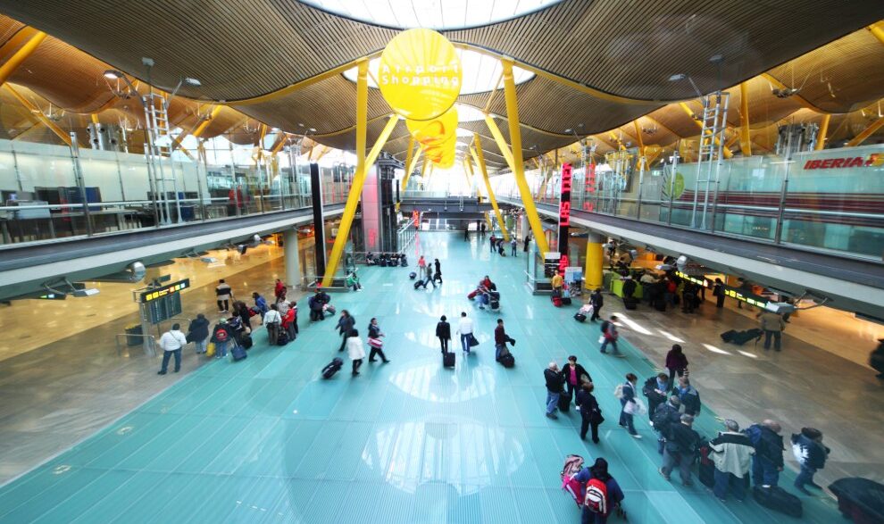 Interior del aeropuerto de Barajas en Madrid