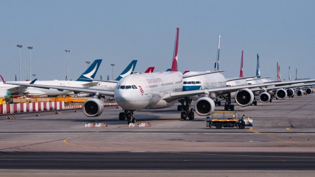 Aviones aparcados en el aeropuerto internacional de Hong Kong. Foto de Shutterstock