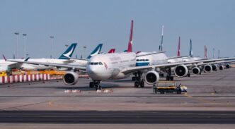 Aviones aparcados en el aeropuerto internacional de Hong Kong. Foto de Shutterstock