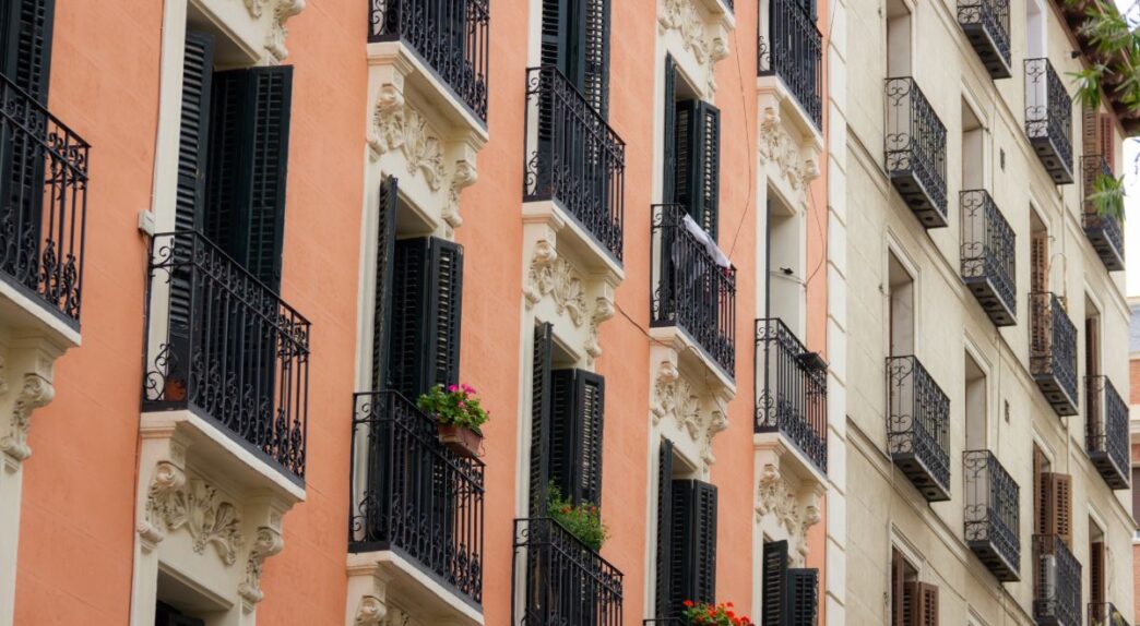 Pequeños balcones con fachada residencial en Madrid. Foto de Shutterstock