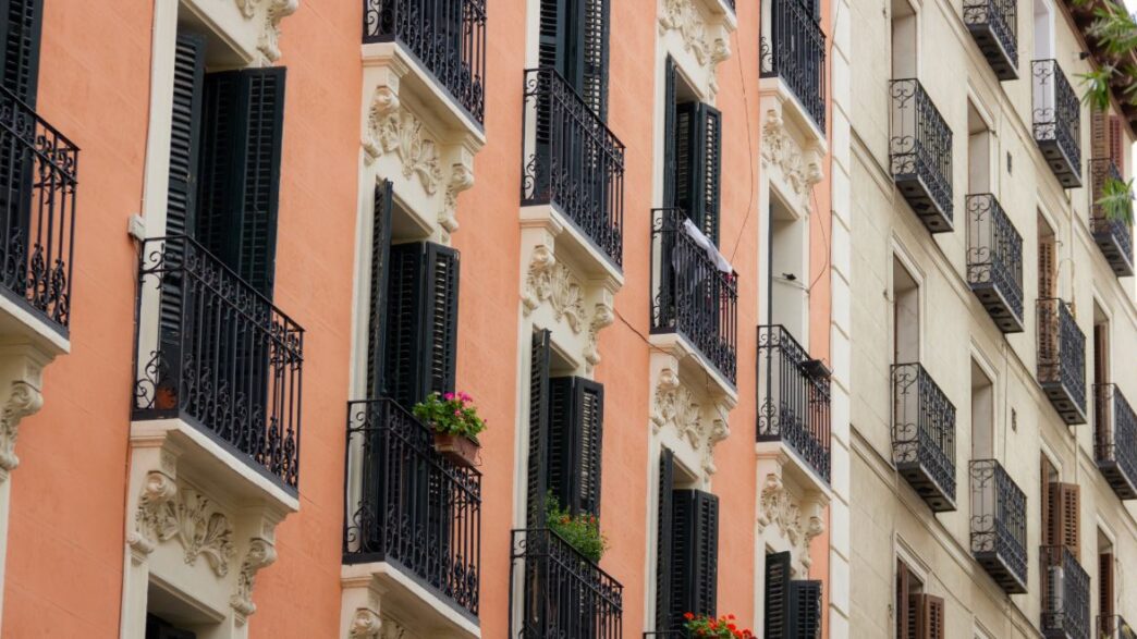 Pequeños balcones con fachada residencial en Madrid. Foto de Shutterstock