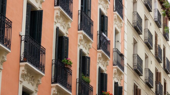 Pequeños balcones con fachada residencial en Madrid. Foto de Shutterstock