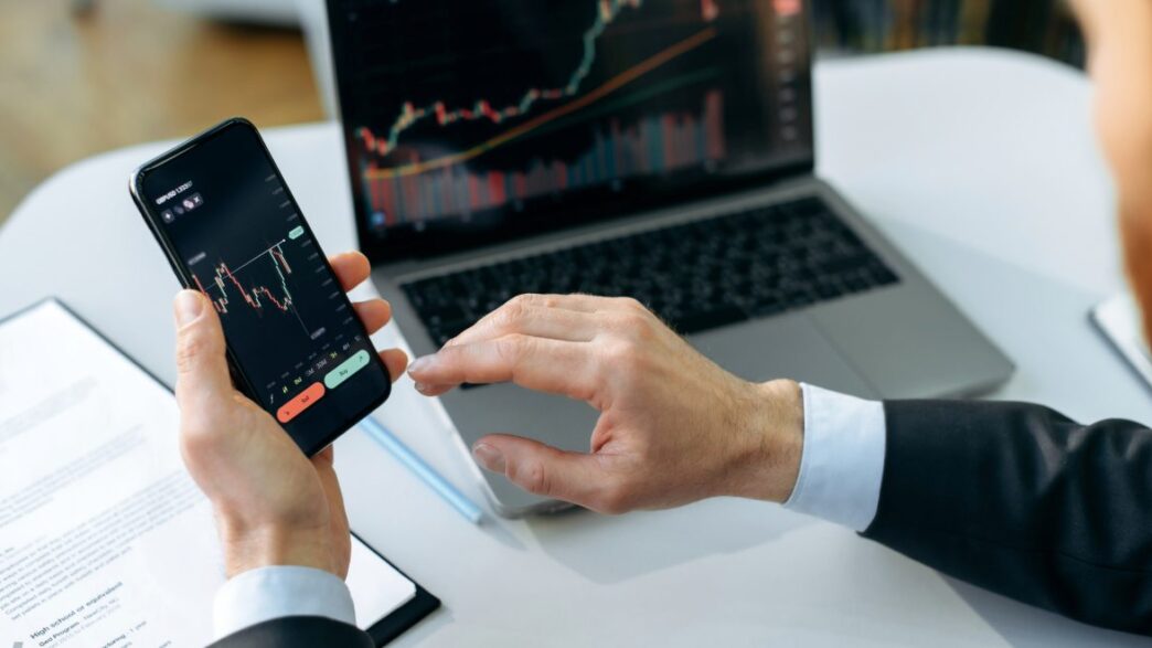 Inversor analizando el mercado