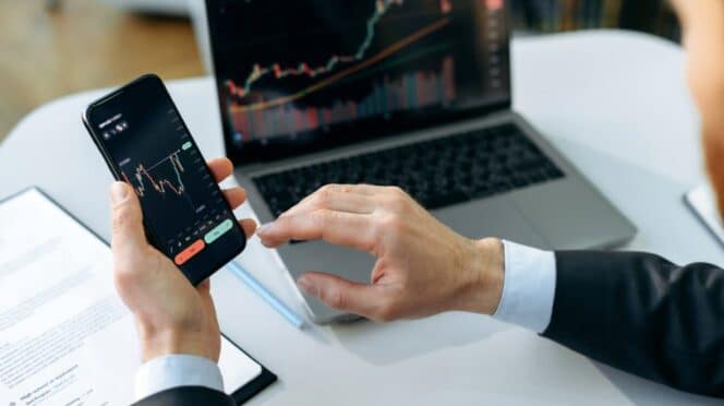 Inversor analizando el mercado