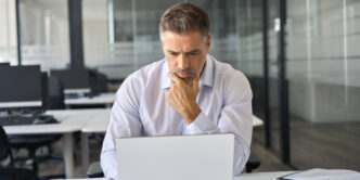 Empresario investigando financiación