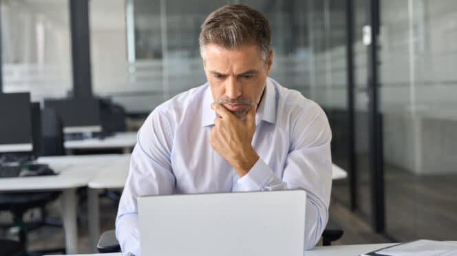 Empresario investigando financiación