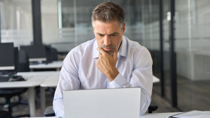 Empresario investigando financiación