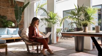 Trabajadora en oficina sostenible