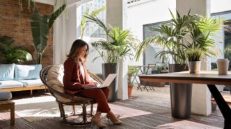 Trabajadora en oficina sostenible