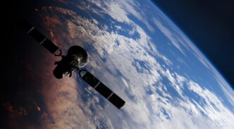Satélite en el espacio, y la tierra, ilustración 3D