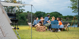 Amigos disfrutando en un camping