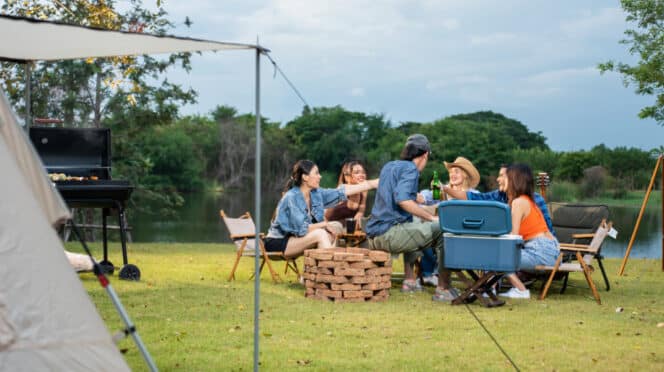 Amigos disfrutando en un camping