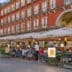 Personas en un restaurante al aire libre en la Plaza Mayor de Madrid, España