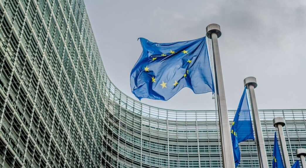 Banderas europeas frente al edificio Berlaymont, sede de la Comisión Europea en Bruselas